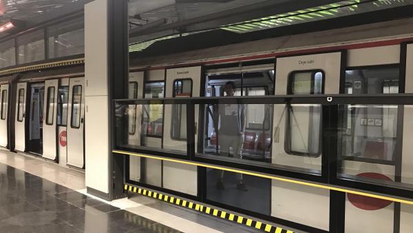 Barcelona prueba una puerta automática vertical en los andenes del Metro para mejorar la seguridad Barcelona prueba una puerta automática vertical en los andenes del Metro para mejorar la seguridad