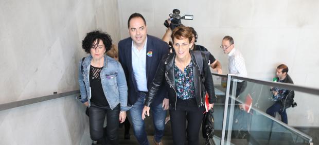 La candidata socialista a la Presidencia de Navarra, María Chivite, junto a su equipo socialista.
