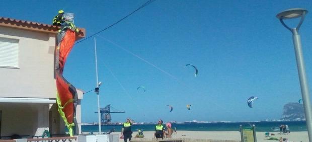 Cádiz.- El Colectivo Cigüeña Nedra critica el uso de kitesurf en Palmones tras chocar uno contra una vivienda