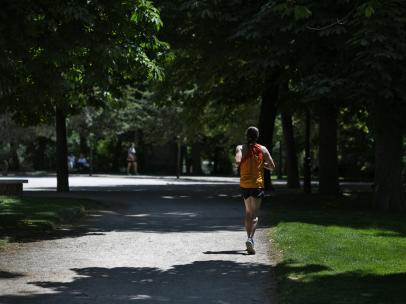Las altas temperaturas en la capital hacen que los madrileños salgan a disfrutar de sus parques