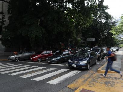 Automóviles en la avenida Francisco de Miranda en la urbanización Altamira, Caracas (Venezuela).