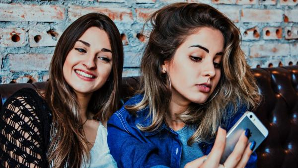 Dos chicas se hacen una foto Dos chicas se hacen una foto