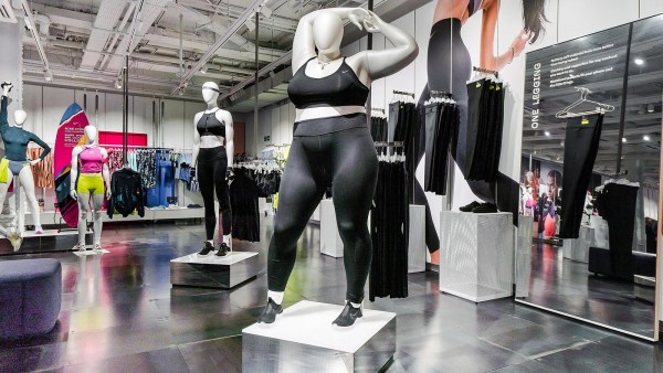 Maniquís de tallas grandes en la tienda de Nike en Londres Maniquís de tallas grandes en la tienda de Nike en Londres