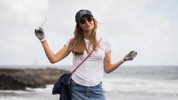 La modelo Ariadne Artiles participa en una recogida de plásticos y basura en una playa de San Borondón (Gran Canaria) La modelo Ariadne Artiles participa en una recogida de plásticos y basura en una playa de San Borondón (Gran Canaria)