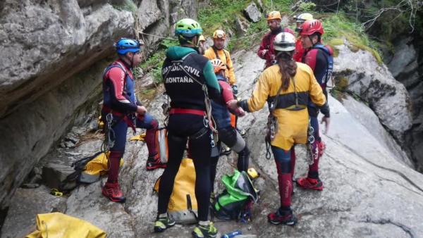 La Guardia Civil participa en una práctica de rescate en barranco organizada por la Federación Aragonesa de Espeleología La Guardia Civil participa en una práctica de rescate en barranco organizada por la Federación Aragonesa de Espeleología