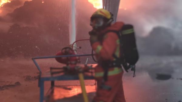 Valencia.- Sucesos.- Controlado un incendio en una planta de reciclaje de Riba-roja con 1.000 metros cuadrados afectados Valencia.- Sucesos.- Controlado un incendio en una planta de reciclaje de Riba-roja con 1.000 metros cuadrados afectados