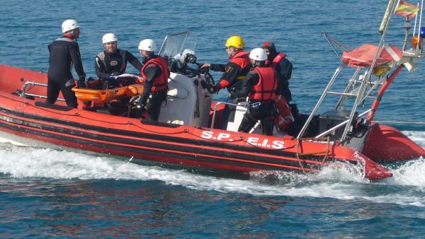La Unidad De Buceo De Los Bomberos Del Speis Limpian Hoy El Fondo Marino En El Puerto De La Isla De Tabarca En Una Jornada Voluntaria La Unidad De Buceo De Los Bomberos Del Speis Limpian Hoy El Fondo Marino En El Puerto De La Isla De Tabarca En Una Jornada Voluntaria