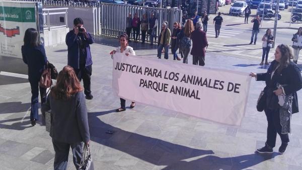 Acusada en juicio Parque Animal a la salida de los juzgados Acusada en juicio Parque Animal a la salida de los juzgados
