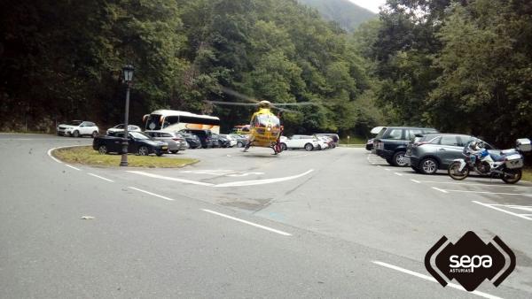 Sucesos.- Dos heridos graves tras caer la moto en la que circulaban por un desnivel en Covadonga Sucesos.- Dos heridos graves tras caer la moto en la que circulaban por un desnivel en Covadonga