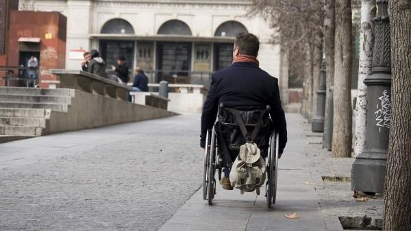 Un hombre en silla de ruedas Un hombre en silla de ruedas