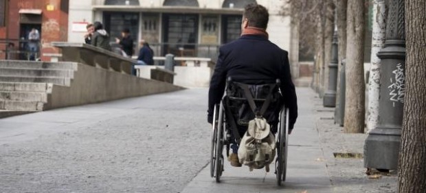 Un hombre en silla de ruedas