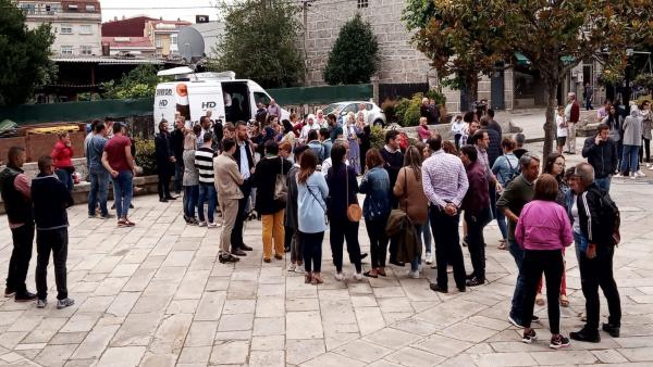Los vecinos de Salceda (Pontevedra) se unen en una concentración de condena tras el asesinato de un joven este sábado Los vecinos de Salceda (Pontevedra) se unen en una concentración de condena tras el asesinato de un joven este sábado