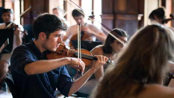 MÚSICOS TOCANDO EL VIOLÍN MÚSICOS TOCANDO EL VIOLÍN