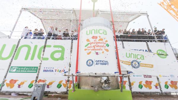 Almería.- La capital elabora el gazpacho más grande del mundo, récord Guinness con 9.800 litros Almería.- La capital elabora el gazpacho más grande del mundo, récord Guinness con 9.800 litros