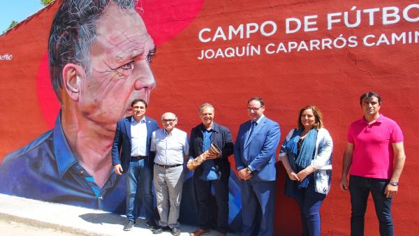 Joaquín Caparrós recibe el homenaje de Cuenca en el campo de fútbol que ya lleva su nombre Joaquín Caparrós recibe el homenaje de Cuenca en el campo de fútbol que ya lleva su nombre