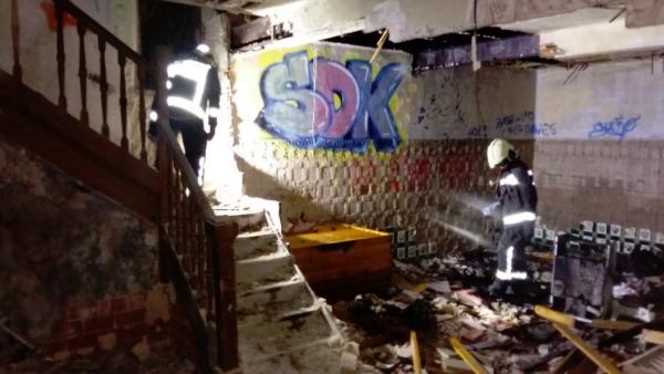 Se incendia una casa abandonada de Laredo tras iniciarse el fuego en un colchón Se incendia una casa abandonada de Laredo tras iniciarse el fuego en un colchón