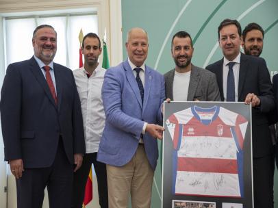 Granada.- La Junta entrega una bandera andaluza al Granada CF