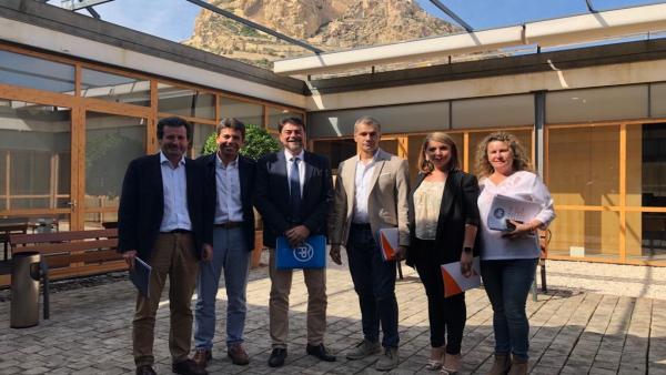 Alicante.- PP y Cs logran un 'entendimiento' en su primera reunión y Barcala insiste en que Vox 'no es necesario' Alicante.- PP y Cs logran un 'entendimiento' en su primera reunión y Barcala insiste en que Vox 'no es necesario'