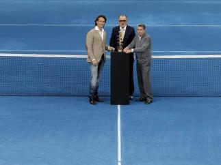 El propietario del Mutua Madrid Open, con Carlos Moya y Manolo Santana