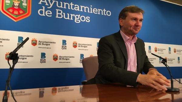 Lacalle mantiene su candidatura a la Alcaldía con la idea de liderar un tripartito con Cs y Vox Lacalle mantiene su candidatura a la Alcaldía con la idea de liderar un tripartito con Cs y Vox