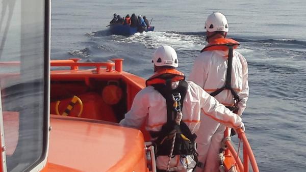 EMbarcación de Salvamento Marítimo con una patera avistada EMbarcación de Salvamento Marítimo con una patera avistada