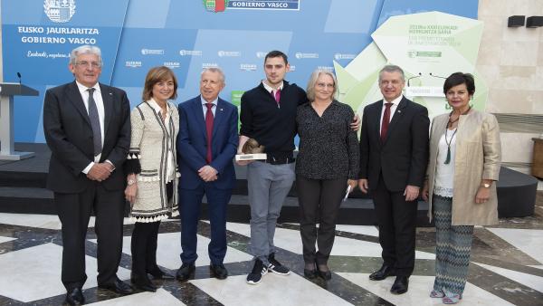 El físico Eugene Chulkov recibe el Premio Euskadi de Investigación 2018 El físico Eugene Chulkov recibe el Premio Euskadi de Investigación 2018
