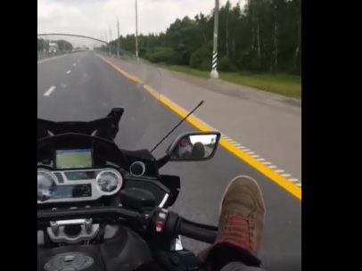 Motorista conduce con los pies