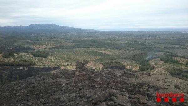 Permiten regresar a los 38 desalojados por el incendio de El Perelló (Tarragona) Permiten regresar a los 38 desalojados por el incendio de El Perelló (Tarragona)
