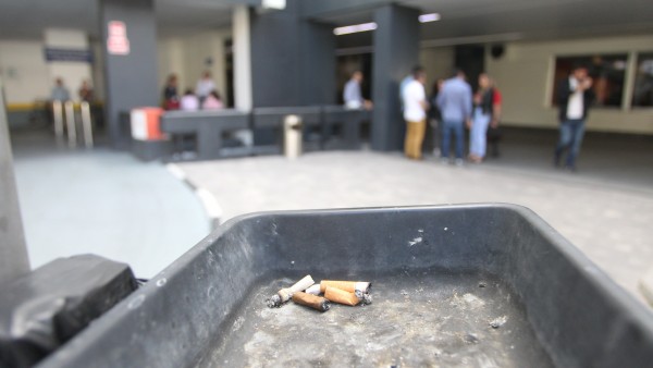 Un grupo de empleados durante una pausa laboral en un centro de trabajo Un grupo de empleados durante una pausa laboral en un centro de trabajo