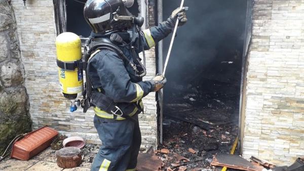 Sucesos.- Los bomberos apagan el fuego en un incendio en Avilés Sucesos.- Los bomberos apagan el fuego en un incendio en Avilés