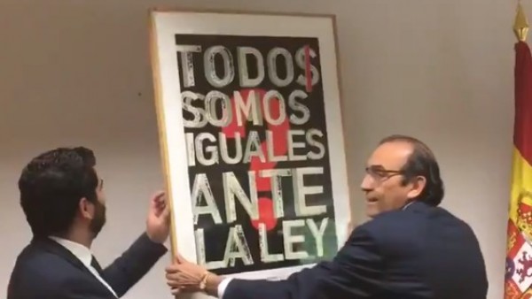 Diputados de Vox cuelgan un cuadro del rey en un despacho de la Asamblea de Madrid Diputados de Vox cuelgan un cuadro del rey en un despacho de la Asamblea de Madrid