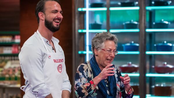 Valentín con su abuela Lola, en 'MasterChef'. Valentín con su abuela Lola, en 'MasterChef'.