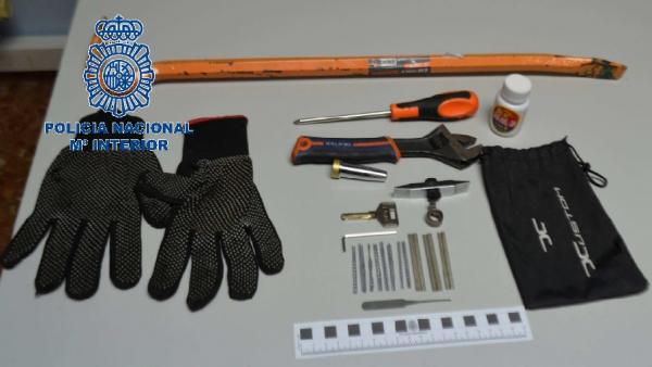 Sucesos.- La Policía identifica en Mieres a dos miembros de una banda itinerante dedicada a los robos con fuerza Sucesos.- La Policía identifica en Mieres a dos miembros de una banda itinerante dedicada a los robos con fuerza