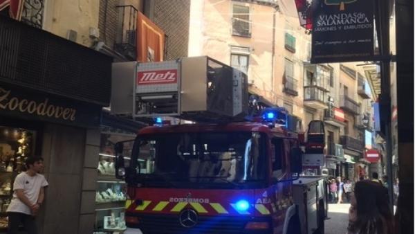 Sucesos.- Los bomberos sofocan el incendio de una cocina en un inmueble de la calle Comercio de Toledo Sucesos.- Los bomberos sofocan el incendio de una cocina en un inmueble de la calle Comercio de Toledo