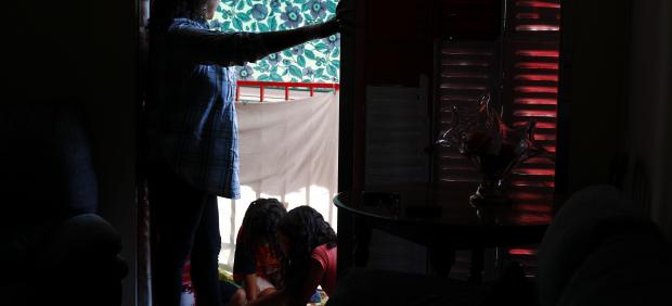 Una mujer y sus dos hijos, en su apartamento en Madrid