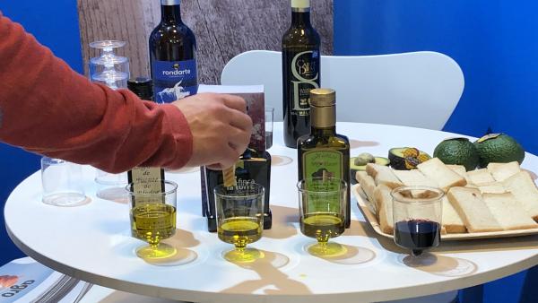 Cata aceite de oliva con pan de molde aguacate AOVE Madrid Fusión Cata aceite de oliva con pan de molde aguacate AOVE Madrid Fusión