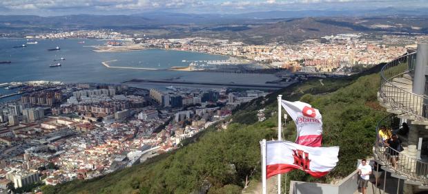 Vista general de Gibraltar con banderas