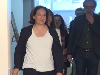 Colau consulta a las bases si gobierna con PSC o apoya a ERC