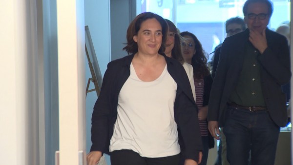 Colau consulta a las bases si gobierna con PSC o apoya a ERC Colau consulta a las bases si gobierna con PSC o apoya a ERC