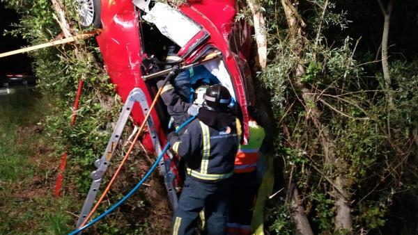 Sucesos.- Una mujer resulta herida de gravedad tras salirse de la vía y colisionar contra un árbol en la AS-17 en Siero Sucesos.- Una mujer resulta herida de gravedad tras salirse de la vía y colisionar contra un árbol en la AS-17 en Siero