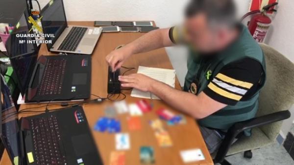 Sucesos.- La Guardia Civil detiene a 35 personas por falsificar tarjetas bancarias Sucesos.- La Guardia Civil detiene a 35 personas por falsificar tarjetas bancarias