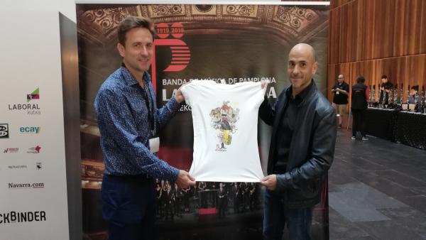 La Pamplonesa presenta una camiseta conmemorativa de su centenario diseñada por César Oroz La Pamplonesa presenta una camiseta conmemorativa de su centenario diseñada por César Oroz