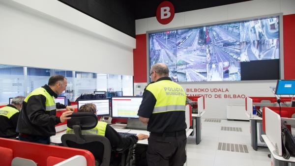 Las cámaras de vigilancia del barrio bilbaíno de San Francisco serán sustituidas por aparatos de alta resolución Las cámaras de vigilancia del barrio bilbaíno de San Francisco serán sustituidas por aparatos de alta resolución