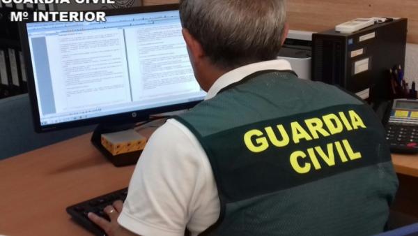 LA GUARDIA CIVIL DETIENE A UNA PAREJA POR UN DELITO DE EXTORSIÓN A UNA PERSONA DE AVANZADA EDAD LA GUARDIA CIVIL DETIENE A UNA PAREJA POR UN DELITO DE EXTORSIÓN A UNA PERSONA DE AVANZADA EDAD
