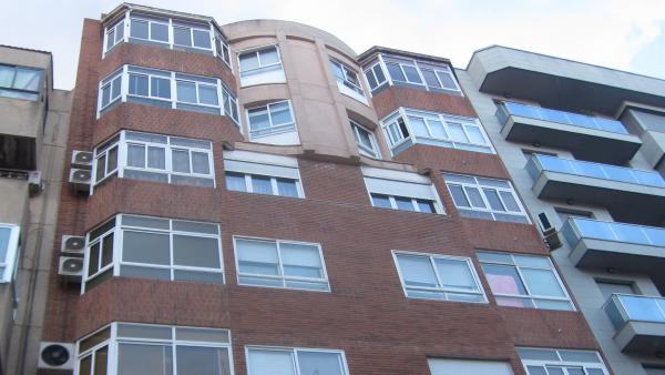 Un edificio de viviendas. Un edificio de viviendas.