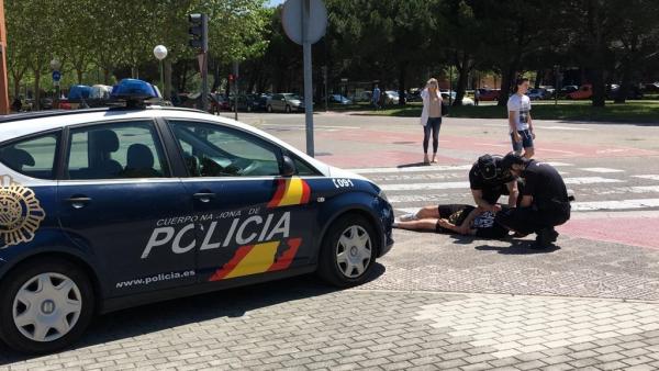 Sucesos.- La Policía socorre en Valladolid a un joven tras caer desplomado en presencia de una patrulla Sucesos.- La Policía socorre en Valladolid a un joven tras caer desplomado en presencia de una patrulla
