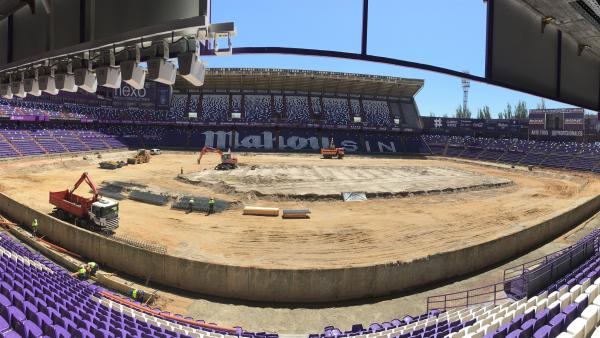 El Zorrilla suma 1.594 plazas al eliminar el foso, tendrá una zona VIP tras los banquillos que se integrarán en la grada El Zorrilla suma 1.594 plazas al eliminar el foso, tendrá una zona VIP tras los banquillos que se integrarán en la grada