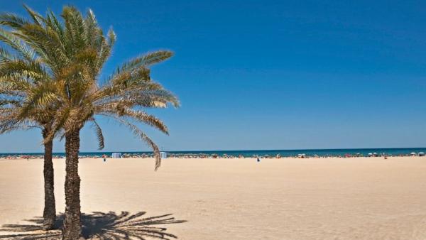Las playas de Valencia contarán con 26 quioscos, mil sombrillas y 3.000 hamacas en verano Las playas de Valencia contarán con 26 quioscos, mil sombrillas y 3.000 hamacas en verano