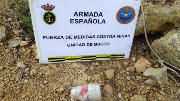 Buceadores de la Armada neutralizan una granada de mano en Trincabotijas (Cartagena) Buceadores de la Armada neutralizan una granada de mano en Trincabotijas (Cartagena)