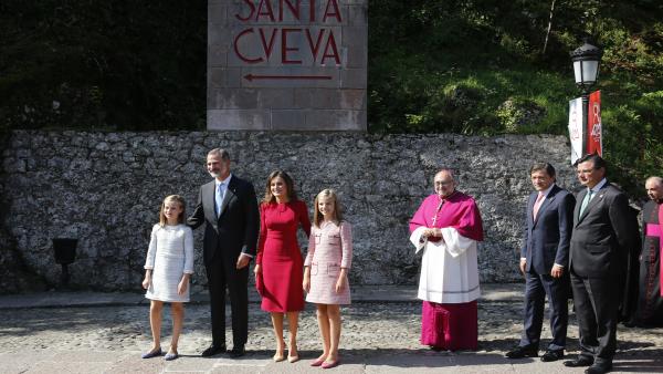 Llegada de la Familia Real a Covadonga, Asturias, para articipar en los actos con motivo del I centenario de la coronación católica de la Virgen de Covadonga y del XIII centenario del reino de Asturias Llegada de la Familia Real a Covadonga, Asturias, para articipar en los actos con motivo del I centenario de la coronación católica de la Virgen de Covadonga y del XIII centenario del reino de Asturias